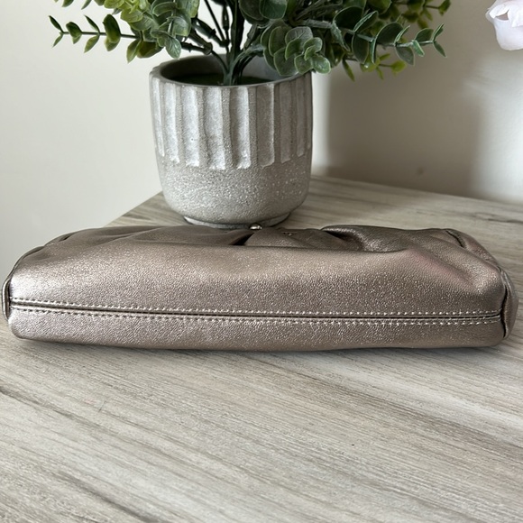 Express Kisslock clutch EUC - Picture 6 of 9